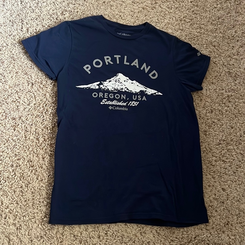 Like new men’s small Columbia Portland, OR graphic tee in beautiful navy color!
